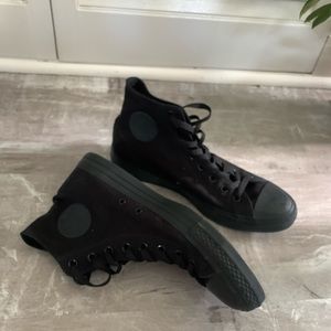 Triple black converse men’s 10 women’s 12